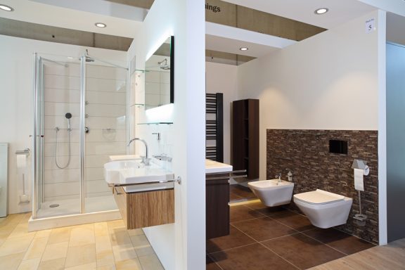 Modernes Badezimmer mit Dusche, Waschbecken, WC und elegantem Fliesendesign.